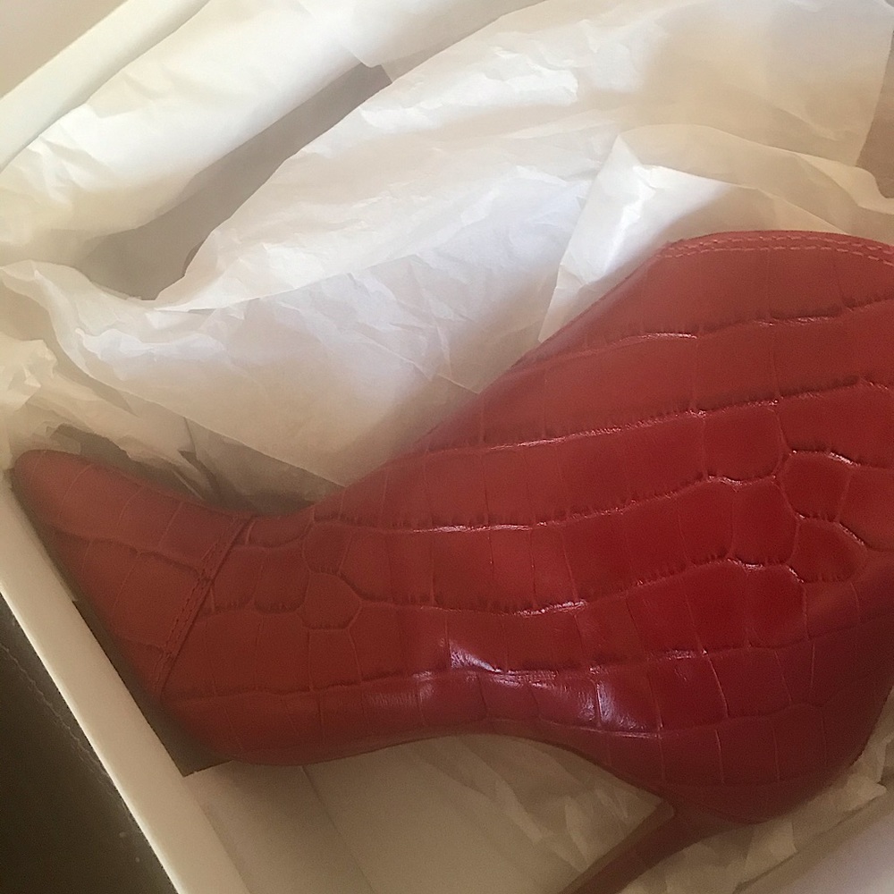 Red Schultz Maryana crocodile leather embossed bootie in red in box new